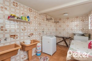 Casa à venda com 235m², 3 dormitórios, 1 suíte, 2 vagas, no bairro Vila Assunção em Porto Alegre