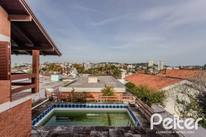 Casa à venda com 235m², 3 dormitórios, 1 suíte, 2 vagas, no bairro Vila Assunção em Porto Alegre