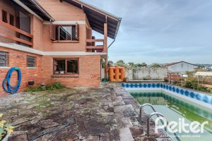 Casa à venda com 235m², 3 dormitórios, 1 suíte, 2 vagas, no bairro Vila Assunção em Porto Alegre