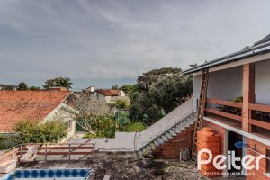 Casa à venda com 235m², 3 dormitórios, 1 suíte, 2 vagas, no bairro Vila Assunção em Porto Alegre