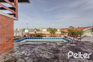 Casa à venda com 235m², 3 dormitórios, 1 suíte, 2 vagas, no bairro Vila Assunção em Porto Alegre