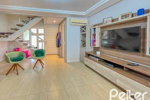 Casa à venda com 184m², 4 dormitórios, 1 suíte, 2 vagas, no bairro Ipanema em Porto Alegre