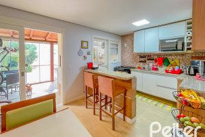 Casa à venda com 184m², 4 dormitórios, 1 suíte, 2 vagas, no bairro Ipanema em Porto Alegre