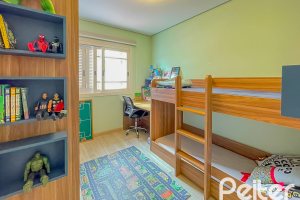 Casa à venda com 184m², 4 dormitórios, 1 suíte, 2 vagas, no bairro Ipanema em Porto Alegre