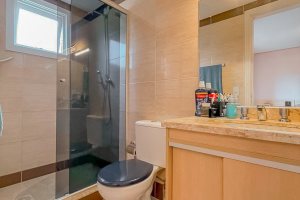 Casa à venda com 184m², 4 dormitórios, 1 suíte, 2 vagas, no bairro Ipanema em Porto Alegre