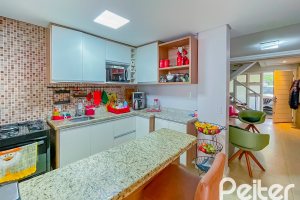 Casa à venda com 184m², 4 dormitórios, 1 suíte, 2 vagas, no bairro Ipanema em Porto Alegre