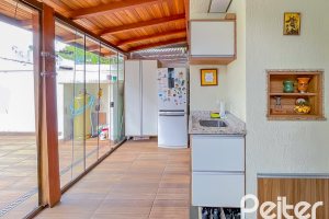 Casa à venda com 184m², 4 dormitórios, 1 suíte, 2 vagas, no bairro Ipanema em Porto Alegre
