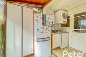 Casa à venda com 184m², 4 dormitórios, 1 suíte, 2 vagas, no bairro Ipanema em Porto Alegre