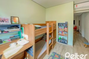 Casa à venda com 184m², 4 dormitórios, 1 suíte, 2 vagas, no bairro Ipanema em Porto Alegre