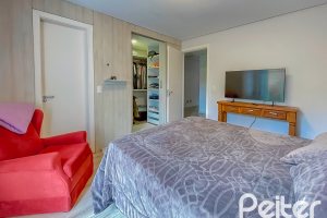 Casa à venda com 184m², 4 dormitórios, 1 suíte, 2 vagas, no bairro Ipanema em Porto Alegre