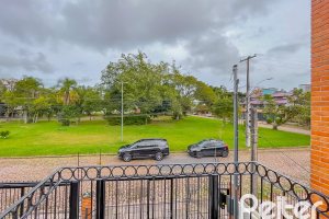 Casa à venda com 184m², 4 dormitórios, 1 suíte, 2 vagas, no bairro Ipanema em Porto Alegre