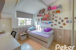 Casa à venda com 184m², 4 dormitórios, 1 suíte, 2 vagas, no bairro Ipanema em Porto Alegre