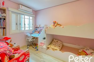 Casa à venda com 184m², 4 dormitórios, 1 suíte, 2 vagas, no bairro Ipanema em Porto Alegre