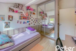 Casa à venda com 184m², 4 dormitórios, 1 suíte, 2 vagas, no bairro Ipanema em Porto Alegre