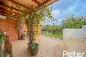 Casa à venda com 184m², 4 dormitórios, 1 suíte, 2 vagas, no bairro Ipanema em Porto Alegre