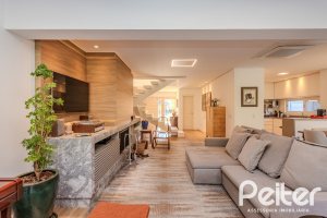 Casa em Condomínio à venda com 216m², 3 dormitórios, 1 suíte, 6 vagas, no bairro Terra Ville em PORTO ALEGRE