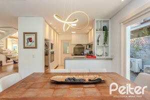 Casa em Condomínio à venda com 216m², 3 dormitórios, 1 suíte, 6 vagas, no bairro Terra Ville em PORTO ALEGRE