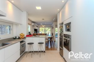 Casa em Condomínio à venda com 216m², 3 dormitórios, 1 suíte, 6 vagas, no bairro Terra Ville em PORTO ALEGRE