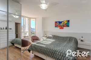 Casa em Condomínio à venda com 216m², 3 dormitórios, 1 suíte, 6 vagas, no bairro Terra Ville em PORTO ALEGRE
