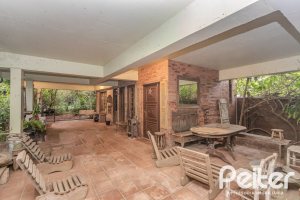 Casa à venda com 234m², 3 dormitórios, 1 suíte, 3 vagas, no bairro Guarujá em Porto Alegre