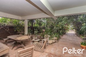 Casa à venda com 234m², 3 dormitórios, 1 suíte, 3 vagas, no bairro Guarujá em Porto Alegre