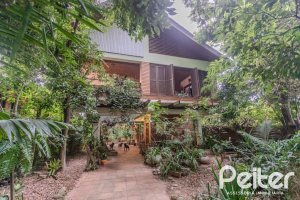 Casa à venda com 234m², 3 dormitórios, 1 suíte, 3 vagas, no bairro Guarujá em Porto Alegre
