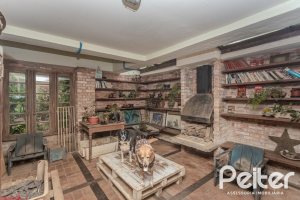 Casa à venda com 234m², 3 dormitórios, 1 suíte, 3 vagas, no bairro Guarujá em Porto Alegre