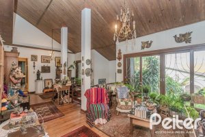 Casa à venda com 234m², 3 dormitórios, 1 suíte, 3 vagas, no bairro Guarujá em Porto Alegre