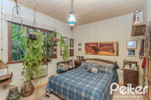 Casa à venda com 234m², 3 dormitórios, 1 suíte, 3 vagas, no bairro Guarujá em Porto Alegre