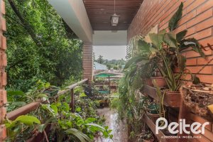 Casa à venda com 234m², 3 dormitórios, 1 suíte, 3 vagas, no bairro Guarujá em Porto Alegre
