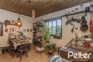 Casa à venda com 234m², 3 dormitórios, 1 suíte, 3 vagas, no bairro Guarujá em Porto Alegre