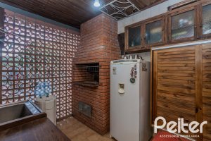 Casa à venda com 234m², 3 dormitórios, 1 suíte, 3 vagas, no bairro Guarujá em Porto Alegre