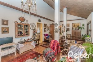 Casa à venda com 234m², 3 dormitórios, 1 suíte, 3 vagas, no bairro Guarujá em Porto Alegre