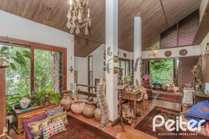 Casa à venda com 234m², 3 dormitórios, 1 suíte, 3 vagas, no bairro Guarujá em Porto Alegre