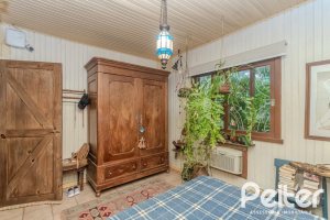 Casa à venda com 234m², 3 dormitórios, 1 suíte, 3 vagas, no bairro Guarujá em Porto Alegre