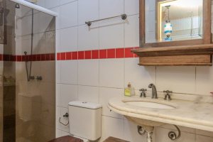 Casa à venda com 234m², 3 dormitórios, 1 suíte, 3 vagas, no bairro Guarujá em Porto Alegre