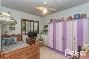 Casa à venda com 234m², 3 dormitórios, 1 suíte, 3 vagas, no bairro Guarujá em Porto Alegre