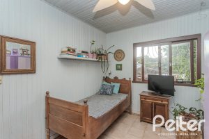 Casa à venda com 234m², 3 dormitórios, 1 suíte, 3 vagas, no bairro Guarujá em Porto Alegre