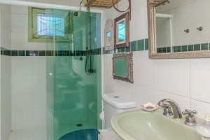Casa à venda com 234m², 3 dormitórios, 1 suíte, 3 vagas, no bairro Guarujá em Porto Alegre
