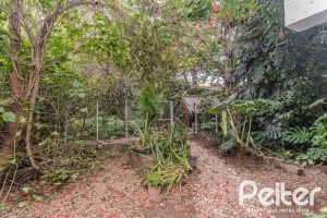 Casa à venda com 234m², 3 dormitórios, 1 suíte, 3 vagas, no bairro Guarujá em Porto Alegre