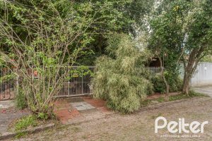 Casa à venda com 234m², 3 dormitórios, 1 suíte, 3 vagas, no bairro Guarujá em Porto Alegre