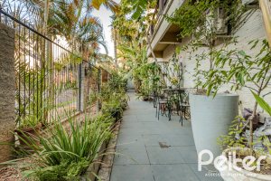 Casa à venda com 446m², 4 dormitórios, 1 suíte, 4 vagas, no bairro Tristeza em Porto Alegre