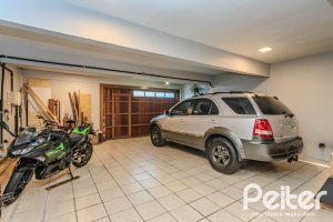 Casa à venda com 446m², 4 dormitórios, 1 suíte, 4 vagas, no bairro Tristeza em Porto Alegre