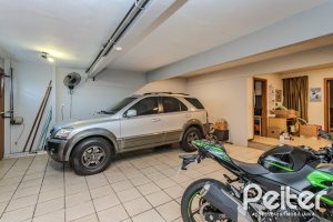 Casa à venda com 446m², 4 dormitórios, 1 suíte, 4 vagas, no bairro Tristeza em Porto Alegre