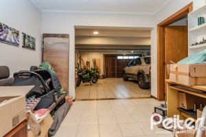 Casa à venda com 446m², 4 dormitórios, 1 suíte, 4 vagas, no bairro Tristeza em Porto Alegre