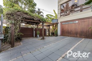Casa à venda com 446m², 4 dormitórios, 1 suíte, 4 vagas, no bairro Tristeza em Porto Alegre