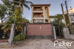 Casa à venda com 446m², 4 dormitórios, 1 suíte, 4 vagas, no bairro Tristeza em Porto Alegre