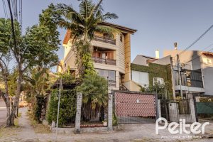 Casa à venda com 446m², 4 dormitórios, 1 suíte, 4 vagas, no bairro Tristeza em Porto Alegre
