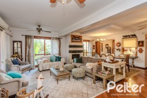 Casa à venda com 446m², 4 dormitórios, 1 suíte, 4 vagas, no bairro Tristeza em Porto Alegre