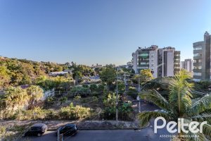 Casa à venda com 446m², 4 dormitórios, 1 suíte, 4 vagas, no bairro Tristeza em Porto Alegre